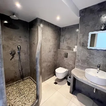 White Lily & Lofts - Adults Only 16 Hotell *